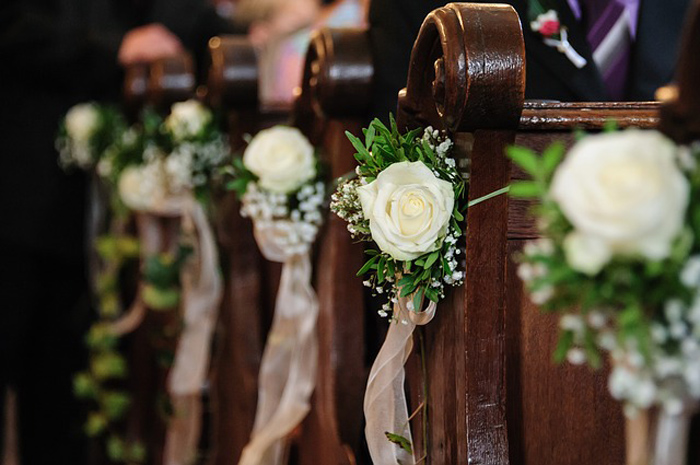 decorazioni floreali matrimonio in chiesa sulle panche