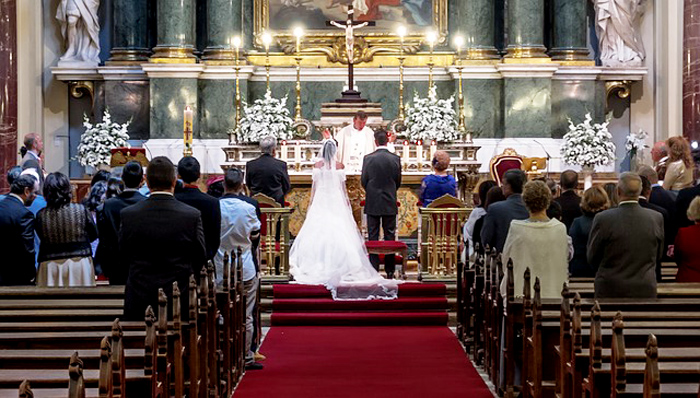 sposi all'altare durante matrimonio in chiesa