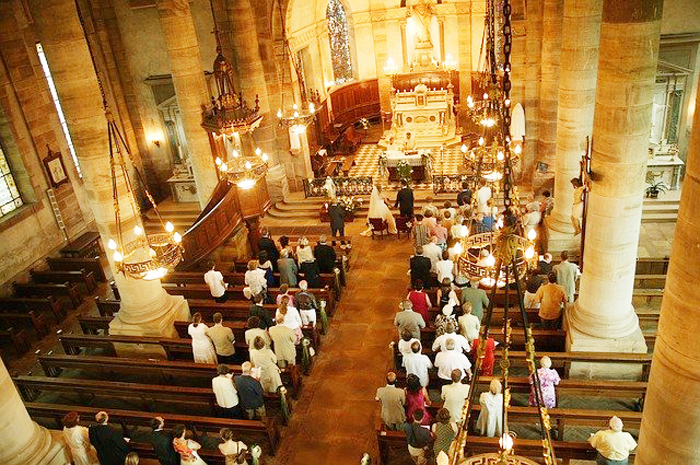 visione dall'alto del matrimonio in chiesa