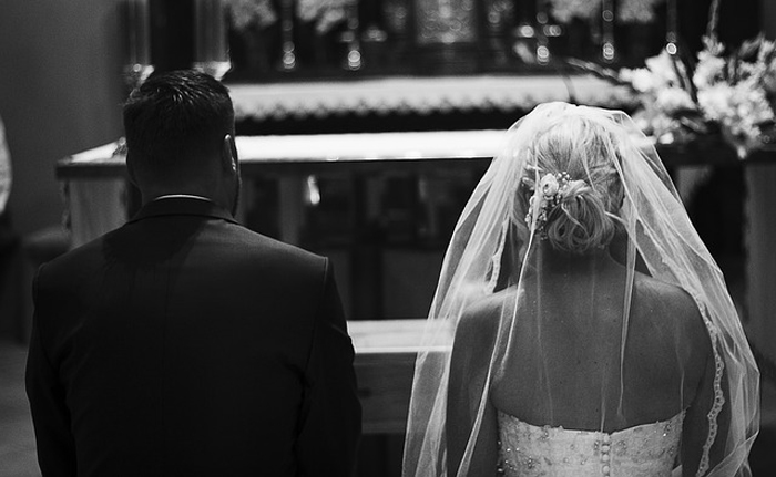 sposi durante il rito del matrimonio in chiesa